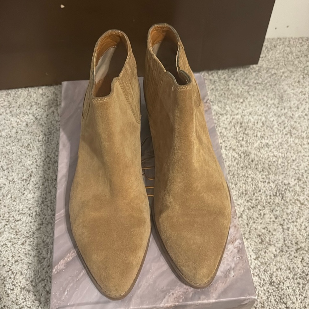 Pointed toe bootie